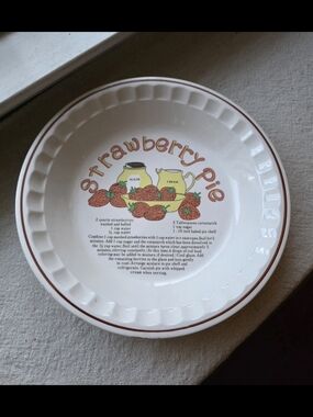 🍓VTG 80s Deep Dish Strawberry Pie Recipe Ceramic Stoneware Plate 10.5”